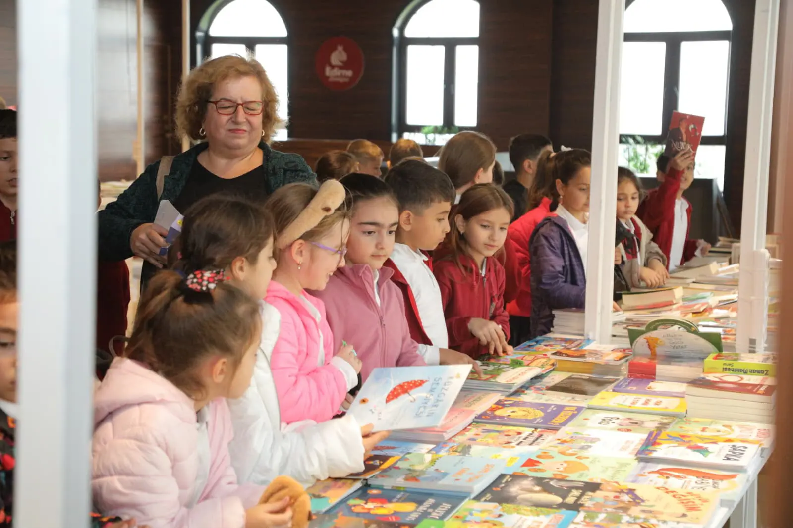 BİNLERCE OKUR, YÜZLERCE HİKAYE, TEK BİR BULUŞMA: 10. GELENEKSEL EDİRNE KİTAP GÜNLERİ TAMAMLANDI galeri görseli